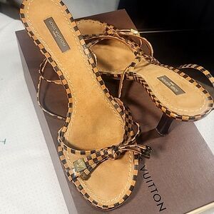 Louis Vuitton Pattent Leather Kitten Heels, RO0114. Size 39.1/2